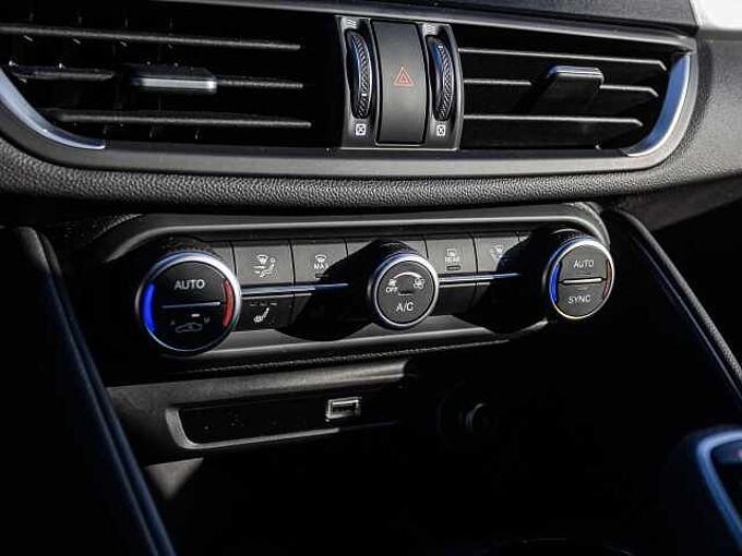 Alfa Romeo Giulia 2.0 16V AT8-Q4 INTENSA Panorama