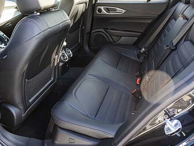 Alfa Romeo Giulia 2.0 16V AT8-Q4 INTENSA Panorama