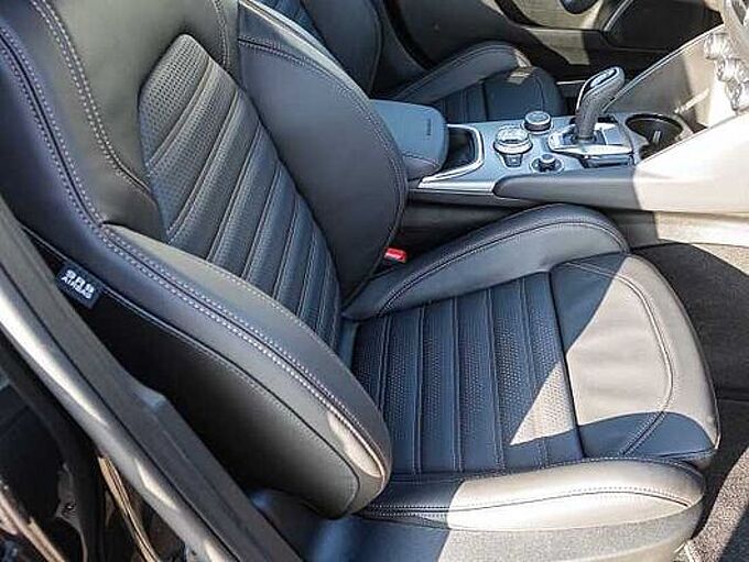 Alfa Romeo Giulia 2.0 16V AT8-Q4 INTENSA Panorama