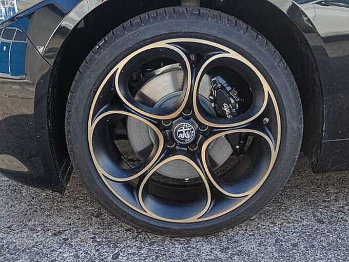 Alfa Romeo Giulia 2.0 16V AT8-Q4 INTENSA Panorama