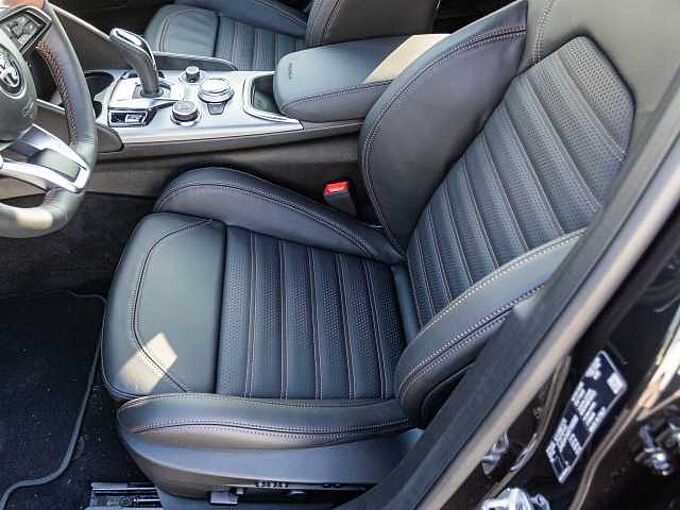 Alfa Romeo Giulia 2.0 16V AT8-Q4 INTENSA Panorama