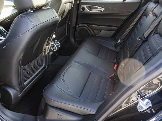 Alfa Romeo Giulia 2.0 16V AT8-Q4 INTENSA Panorama