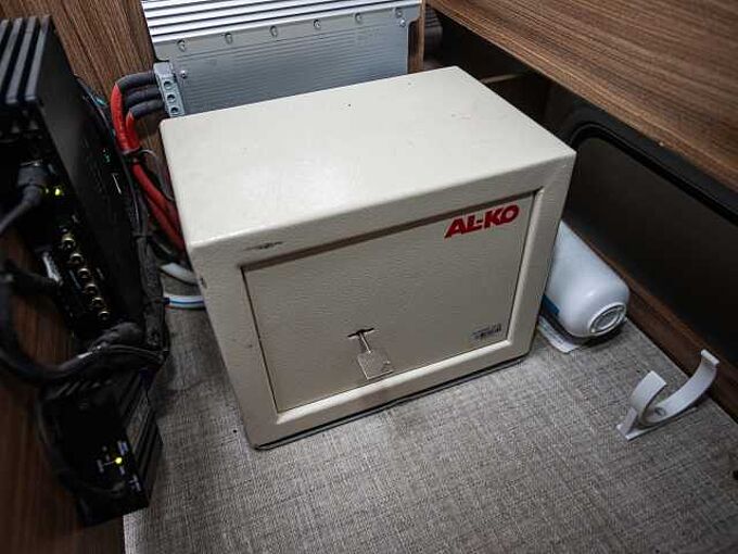 Eura Mobil Integra 890 QB ALKO HUBST&Uuml;TZEN 2xTV Dachklima