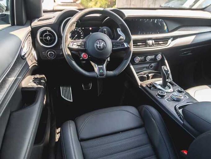 Alfa Romeo Stelvio V6 2.9 Bi-Turbo AT8-Q4 Quadrifoglio MY24