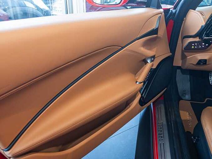 Ferrari Roma Spider Rosso Corsa/Cuoio 