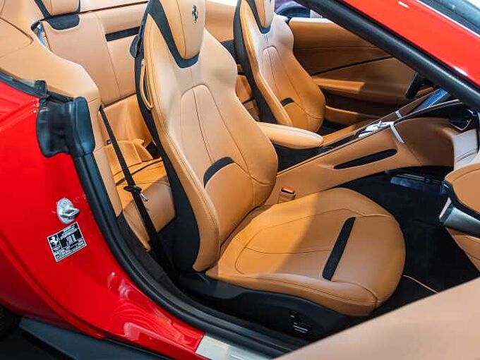 Ferrari Roma Spider Rosso Corsa/Cuoio 