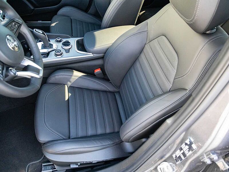 Alfa Romeo Giulia 2.0 Turbo 16V AT8-Q4 Veloce VOLL!