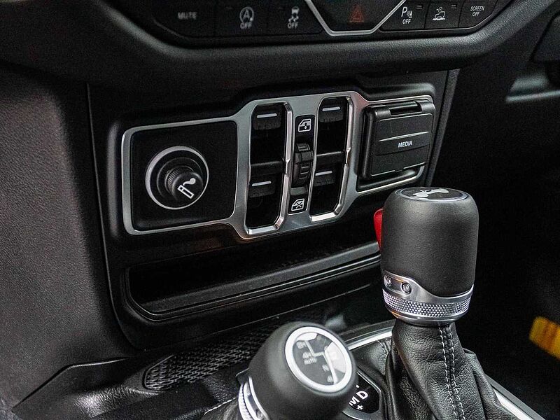 Jeep Wrangler Sahara 2.0l BLACK&RED