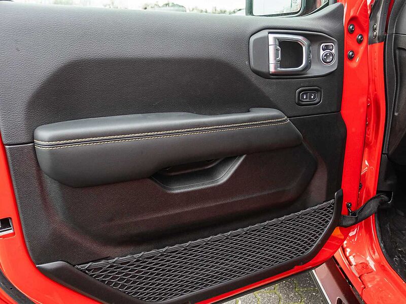 Jeep Wrangler Sahara 2.0l BLACK&RED