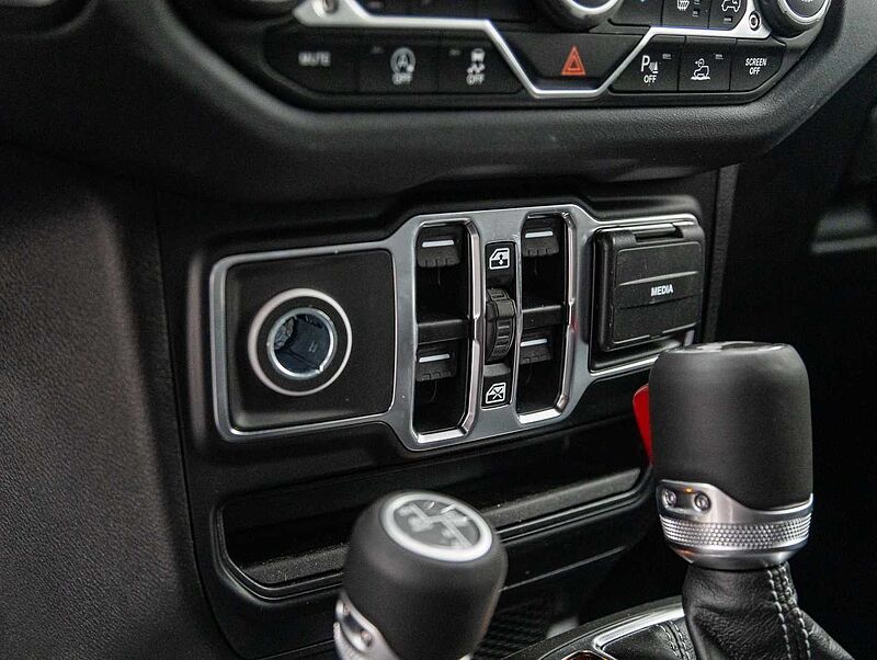 Jeep Wrangler BLACK EDITION 2.0l T-GDI Ultd. Sky-One