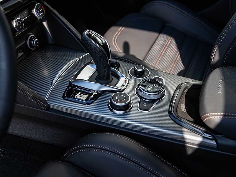 Alfa Romeo Stelvio 2.0 16V Turbo AT8-Q4 INTENSA VOLL!