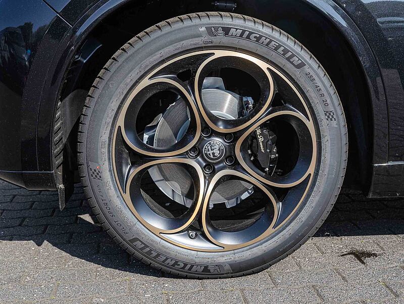 Alfa Romeo Stelvio 2.0 16V Turbo AT8-Q4 INTENSA VOLL!