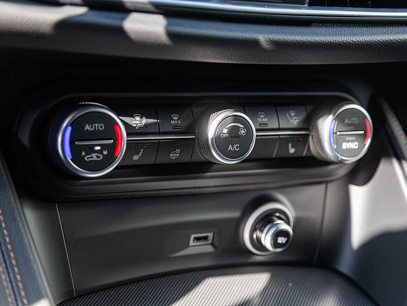 Alfa Romeo Stelvio 2.0 16V Turbo AT8-Q4 INTENSA VOLL!