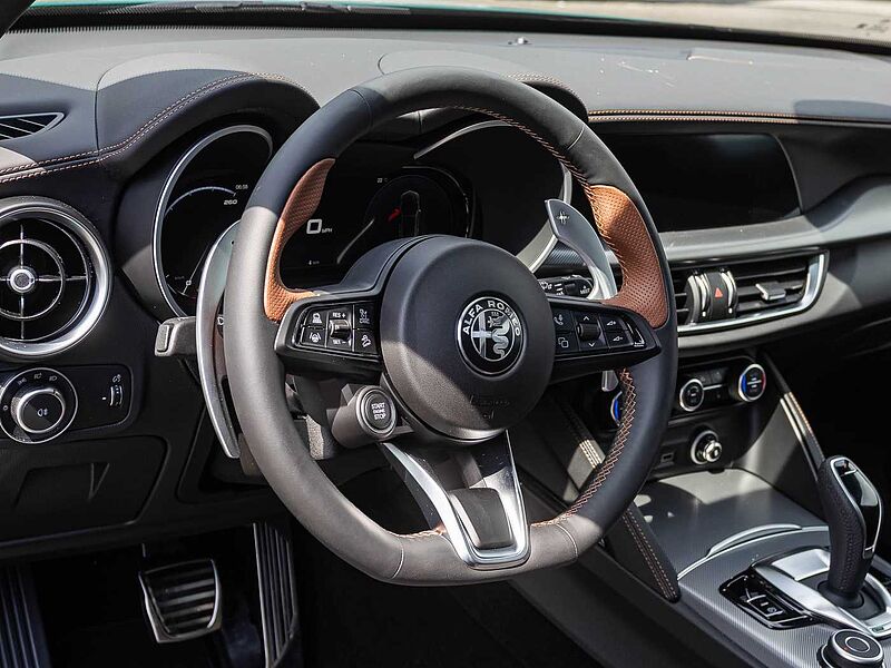 Alfa Romeo Stelvio 2.0 16V Turbo AT8-Q4 INTENSA VOLL!