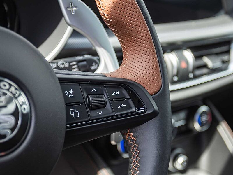 Alfa Romeo Stelvio 2.0 16V Turbo AT8-Q4 INTENSA VOLL!