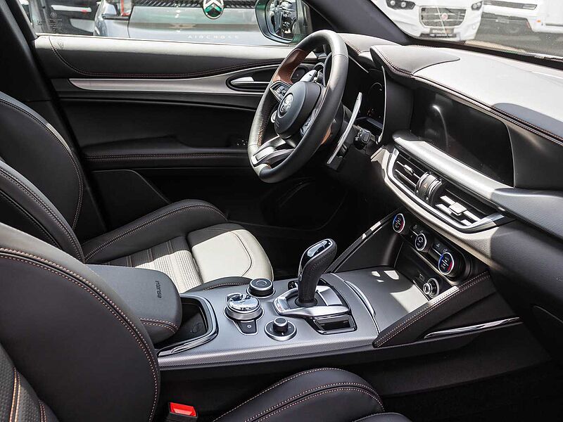 Alfa Romeo Stelvio 2.0 16V Turbo AT8-Q4 INTENSA VOLL!