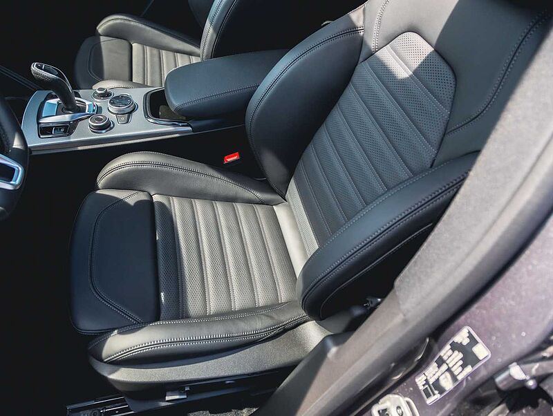 Alfa Romeo Stelvio 2.0 16V Turbo AT8-Q4 Veloce VOLL!