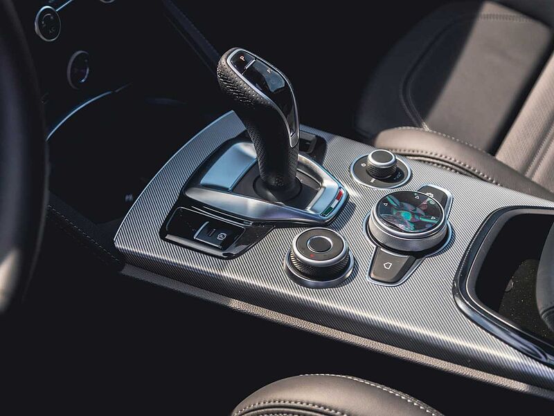 Alfa Romeo Stelvio 2.0 16V Turbo AT8-Q4 Veloce VOLL!