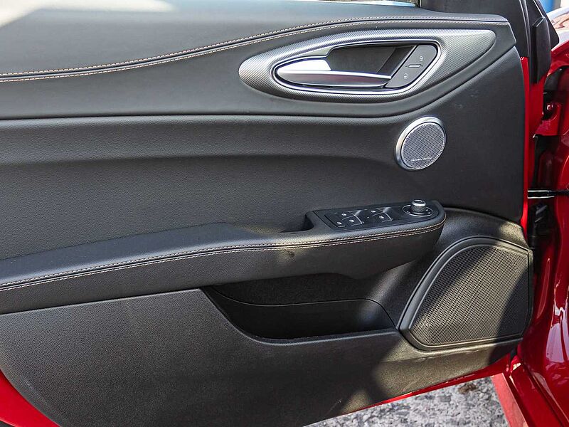 Alfa Romeo Giulia 2.0 16V AT8-Q4 INTENSA Panorama