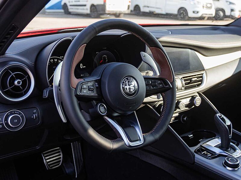 Alfa Romeo Giulia 2.0 16V AT8-Q4 INTENSA Panorama