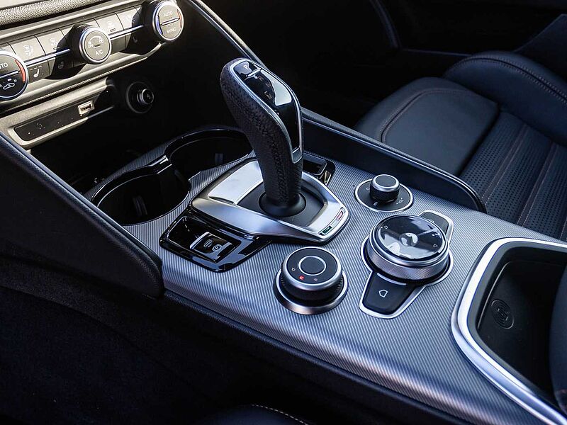 Alfa Romeo Giulia 2.0 16V AT8-Q4 INTENSA Panorama