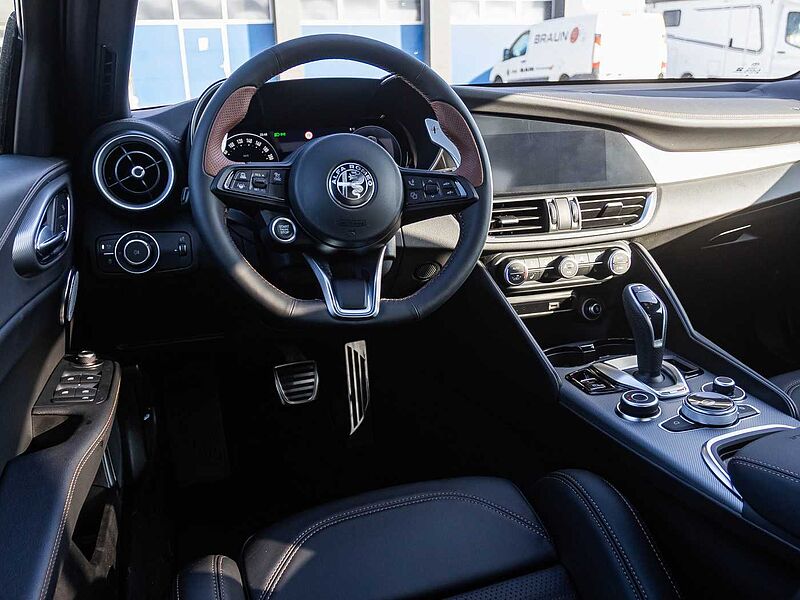 Alfa Romeo Giulia 2.0 16V AT8-Q4 INTENSA Panorama