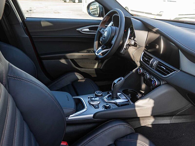 Alfa Romeo Giulia 2.0 16V AT8-Q4 INTENSA Panorama