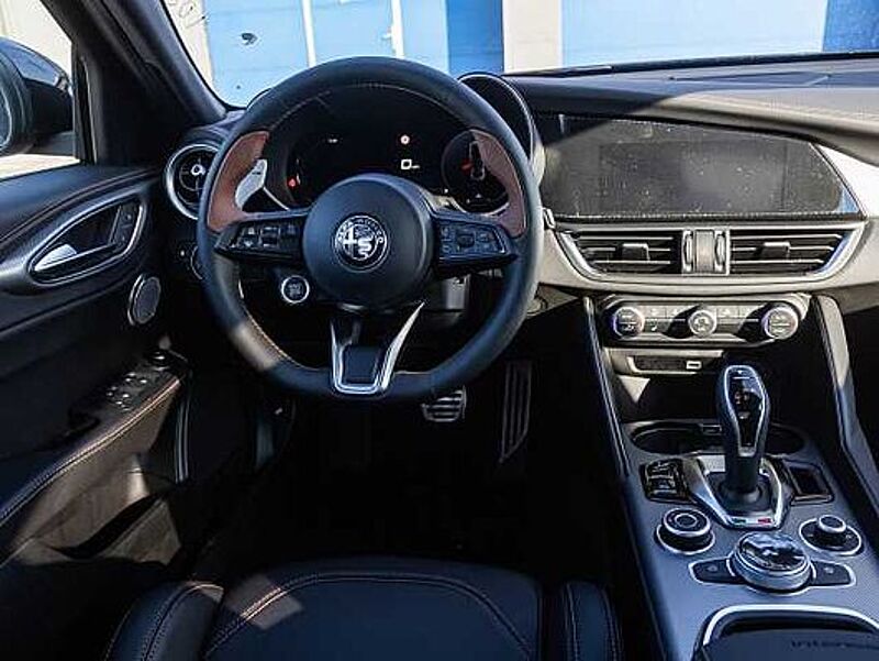 Alfa Romeo Giulia 2.0 16V AT8-Q4 INTENSA Panorama