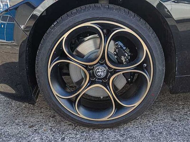 Alfa Romeo Giulia 2.0 16V AT8-Q4 INTENSA Panorama