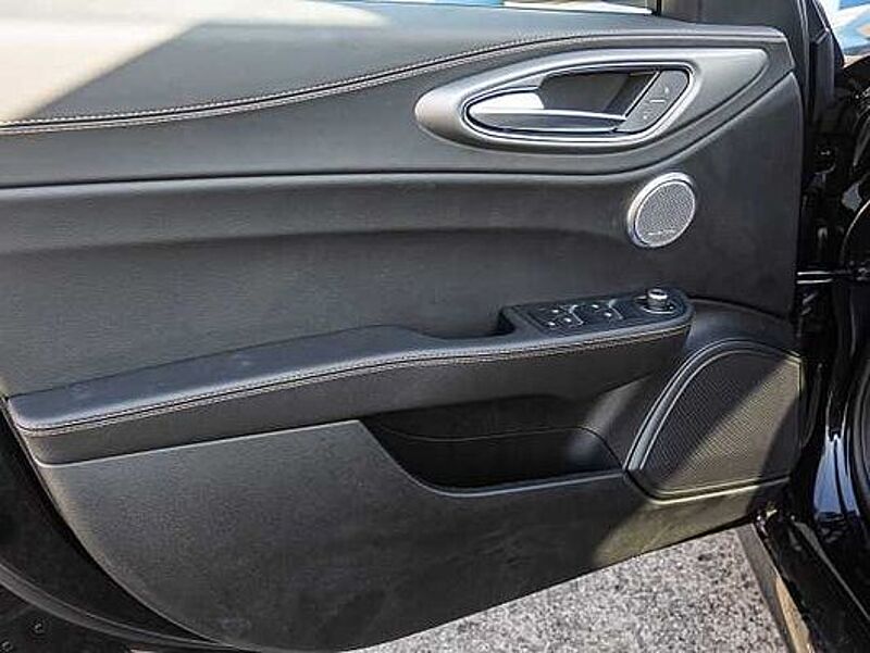 Alfa Romeo Giulia 2.0 16V AT8-Q4 INTENSA Panorama