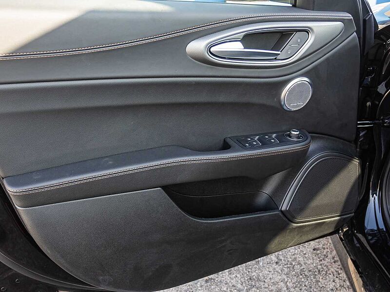 Alfa Romeo Giulia 2.0 16V AT8-Q4 INTENSA Panorama