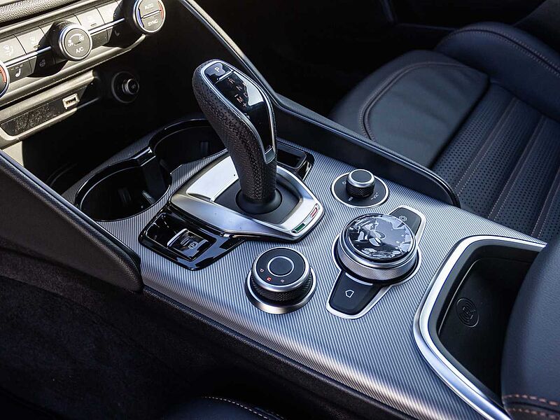Alfa Romeo Giulia 2.0 16V AT8-Q4 INTENSA Panorama
