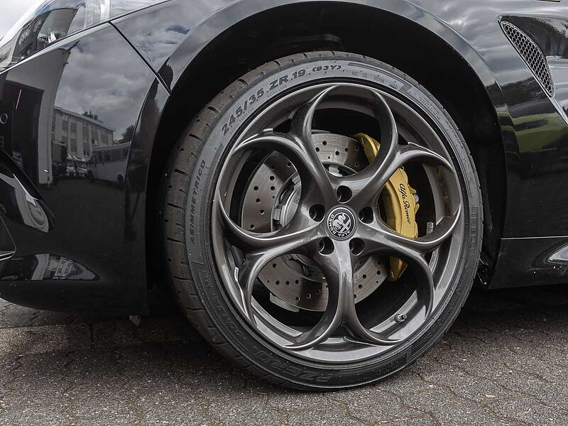 Alfa Romeo Giulia 2.9 V6 Bi-Turbo Quadrifoglio ORO
