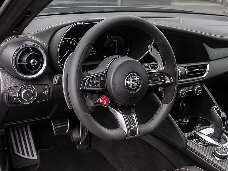 Alfa Romeo Giulia 2.9 V6 Bi-Turbo Quadrifoglio ORO