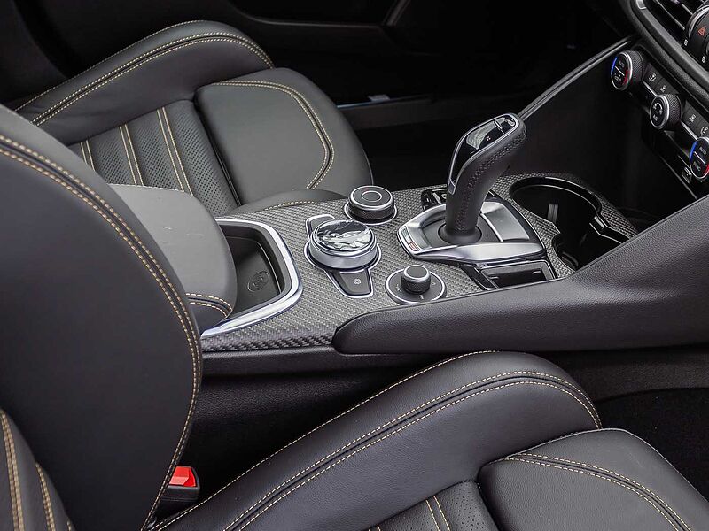 Alfa Romeo Giulia 2.9 V6 Bi-Turbo Quadrifoglio ORO
