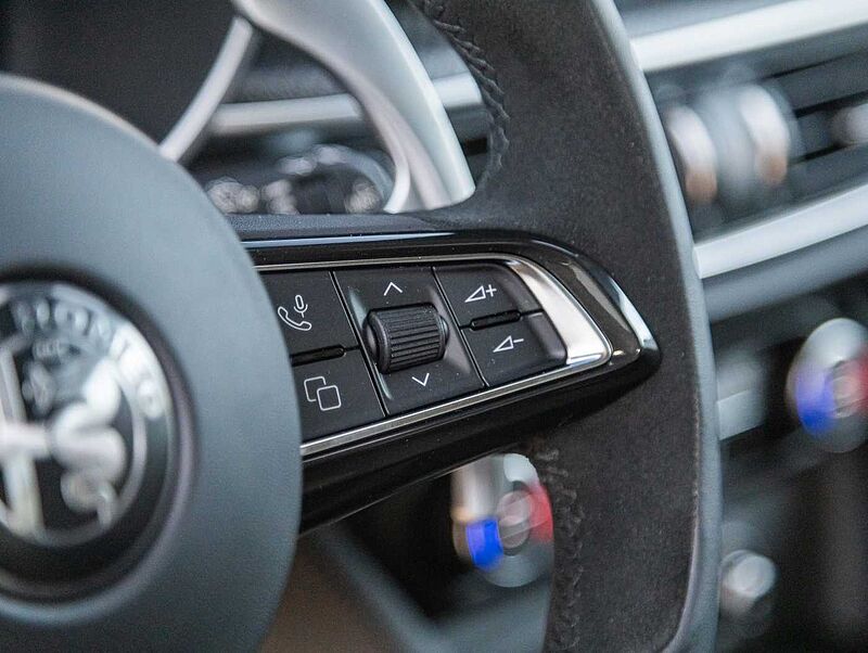 Alfa Romeo Stelvio V6 2.9 Bi-Turbo AT8-Q4 Quadrifoglio