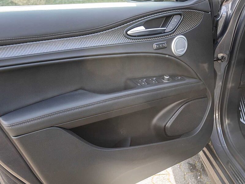 Alfa Romeo Stelvio V6 2.9 Bi-Turbo AT8-Q4 Quadrifoglio